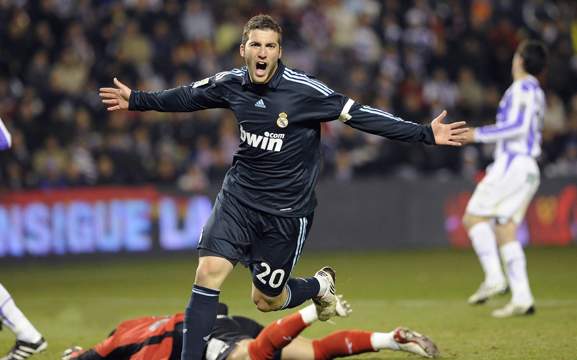 年度焦点之战之夜,莱万压制级发挥,定义足坛巅峰对决